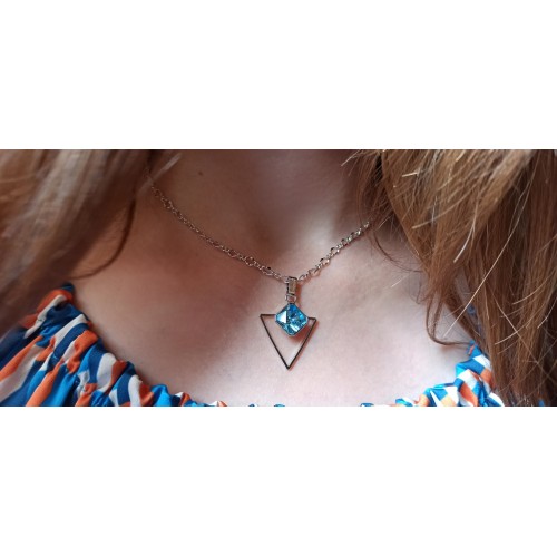 Collana NIKITA fatta a mano -con catena 40 cm - Lunghezza 4 cm x 2,5 cm - Gioiello in materiale rodiato.