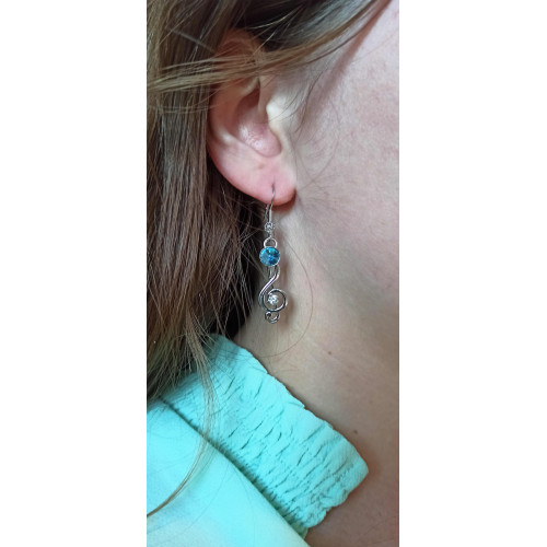 SOL -Boucles d'oreilles faites à la main -Longueur 35 mm- Cristaux Ø 8 mm et Ø 2 mm- Bijou en matière rhodiée.